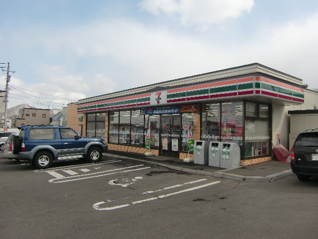 Convenience store. 320m to Seven-Eleven (convenience store)