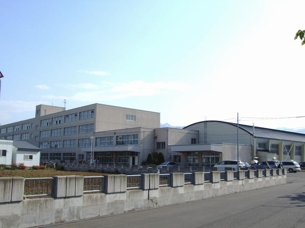 Junior high school. 1703m to Sapporo Tatsuine Ling junior high school