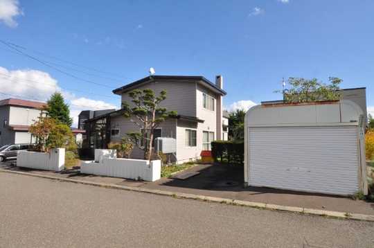 Local appearance photo. Site area 99.8 square meters of shaping land. Frontage is located about 18.3m. 