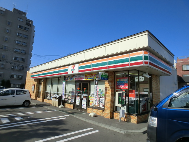 Convenience store. Seven-Eleven Sapporo Tsukisamu east Article 3 store up (convenience store) 426m