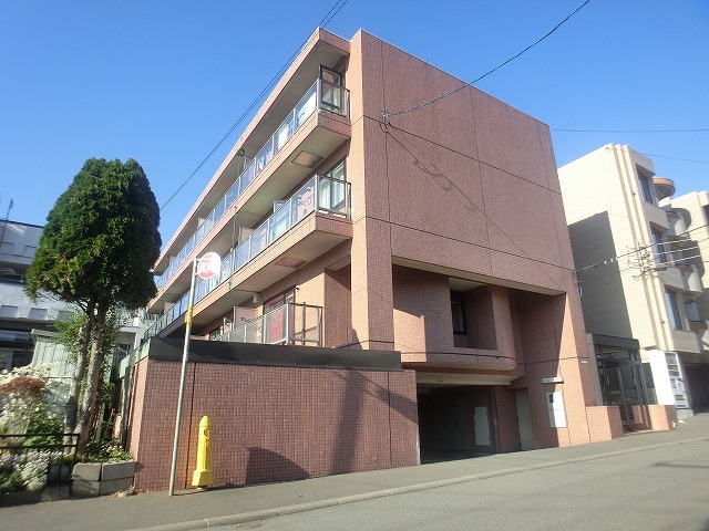 Building appearance. I'm glad the car lovers in the covered parking equipped. 