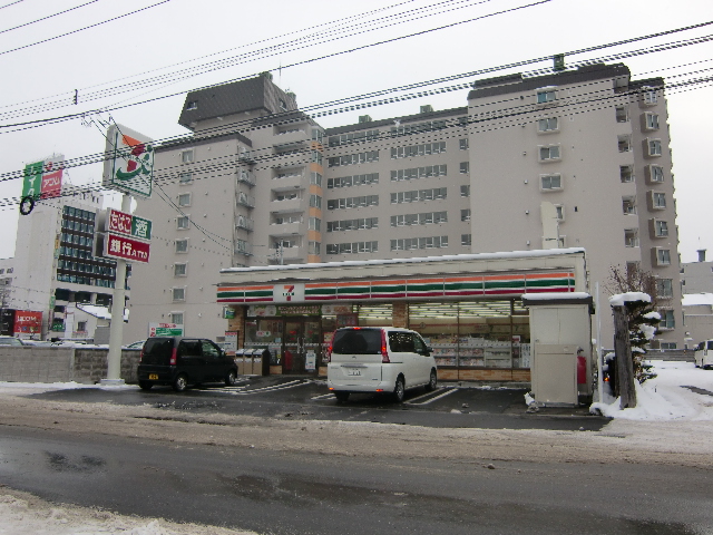 Convenience store. Seven-Eleven Toyohira-ku, Sapporo Hiragishi Article 2 7-chome up (convenience store) 186m