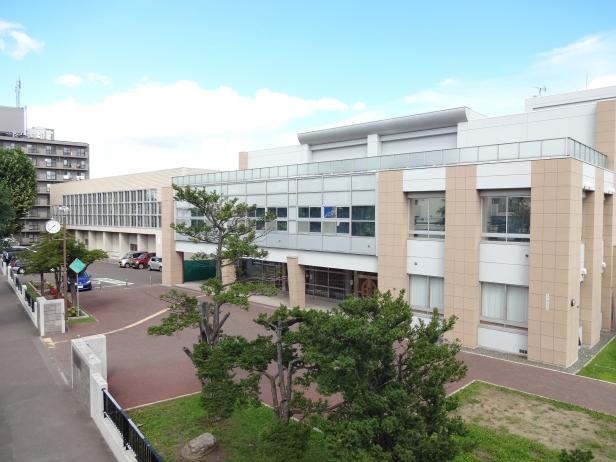 Junior high school. 30m to Sapporo Municipal Hiragishi junior high school