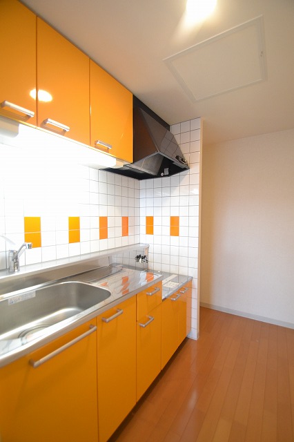 Kitchen.  ■ There is also a refrigerator yard in the back! 