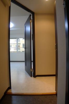 Entrance. Spacious room there is entrance ☆