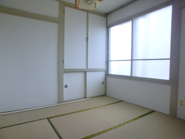 Other room space. Japanese-style room is also beautiful tatami! 