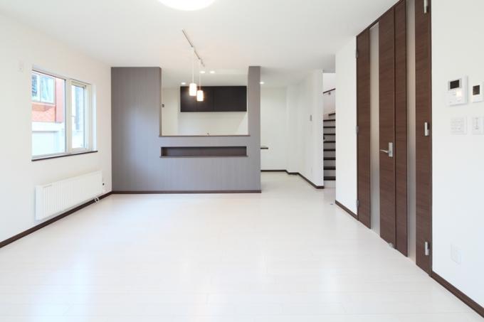 Living. Facing south in the sunny living room. 18.5 tatami spacious space of