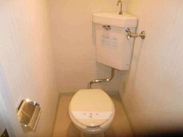 Toilet. 10,000 yen of property in the bathroom with separate Toilet