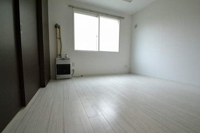 Living and room.  ■ Independent kitchen correspondence also spacious living room