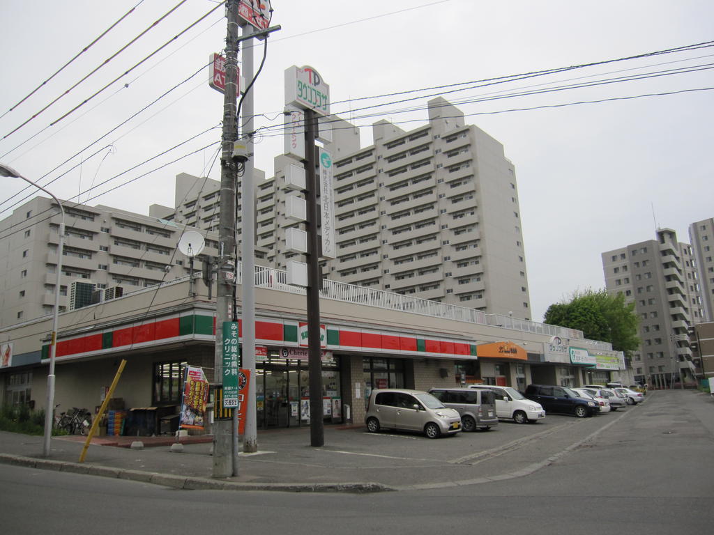 Convenience store. 732m until Thanksgiving Hiragishi Article 5 store (convenience store)