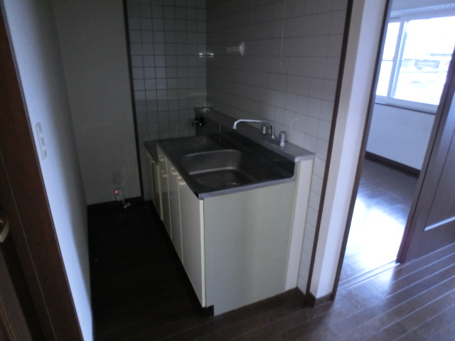 Kitchen. There is also a kitchen storage ☆ 