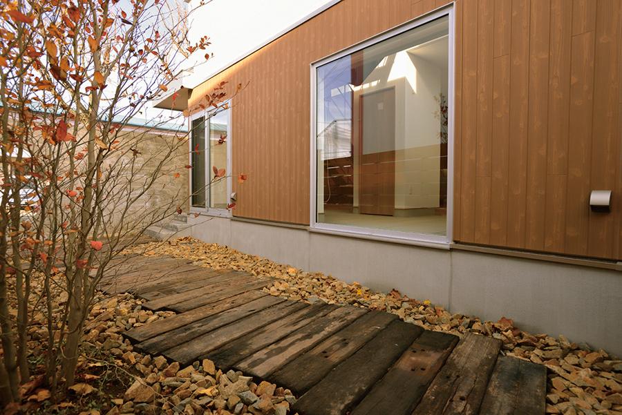Garden. Courtyard of sleepers and wood chips, In place to enjoy a season that would turn now