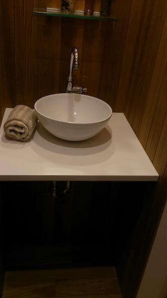 Wash basin, toilet. Hand wash that is on the flow line of up to 1F toilet, Get to use feel free to visitors.