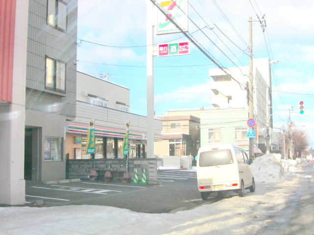 Convenience store. 300m to Seven-Eleven (convenience store)