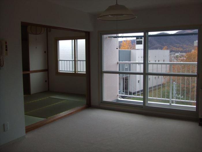 View photos from the dwelling unit. It overlooks the Moiwa from the living room.