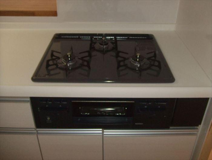 Kitchen. 3-burner stove efficiency of the dishes rises