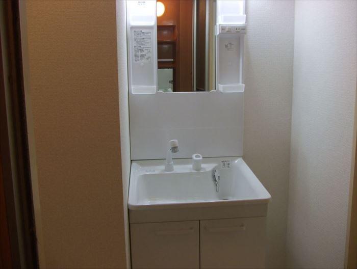 Wash basin, toilet. Wash room with a cleanliness that was the white-toned