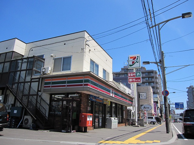 Convenience store. Seven-Eleven Sapporo Hiragishinijo store up (convenience store) 247m