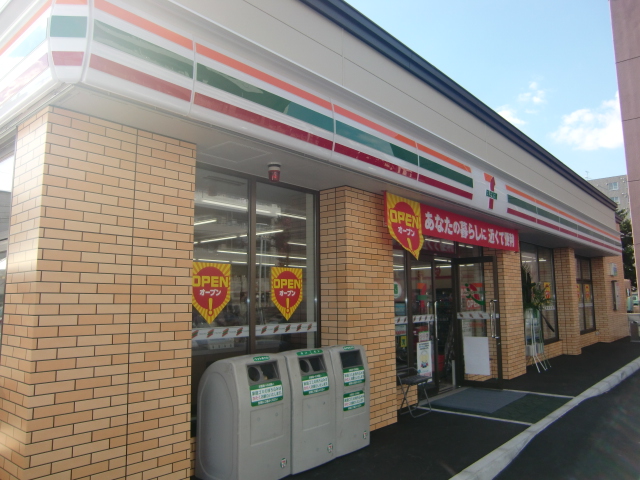 Convenience store. Seven-Eleven Sapporo Hiragishi Article 3 store up (convenience store) 280m