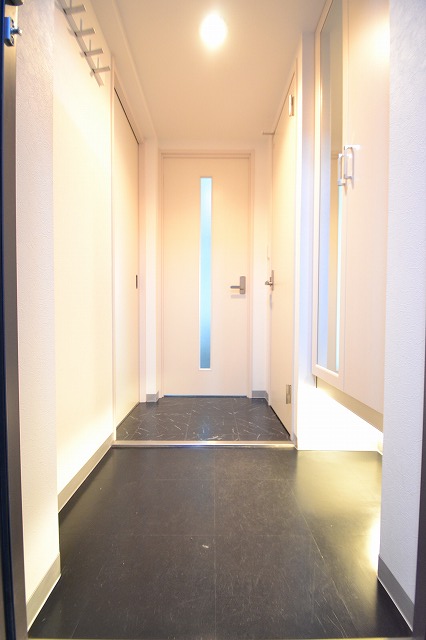 Entrance.  ■ Also equipped with a full-length mirror and footlights