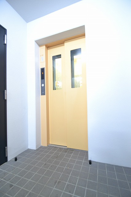 Other common areas.  ■ High-grade apartment with lift! 