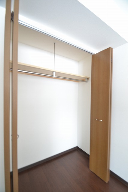 Receipt.  ■ Both Western-style also spacious closet