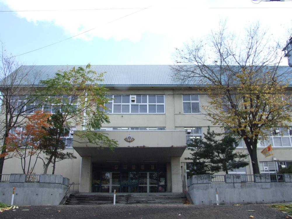 Primary school. Sapporo City Tsukisamu 912m walk 12 minutes to the east elementary school.