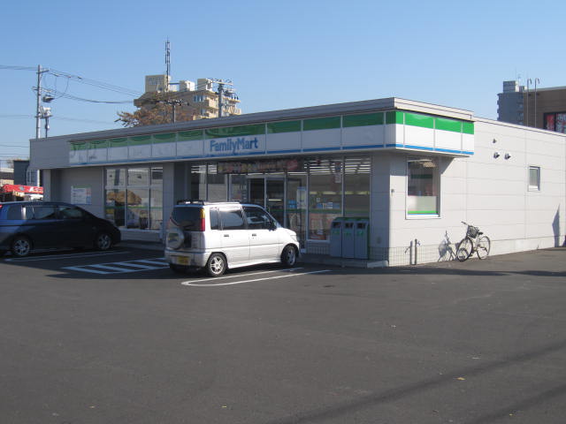 Convenience store. FamilyMart Sapporo Sakaedori store up (convenience store) 331m