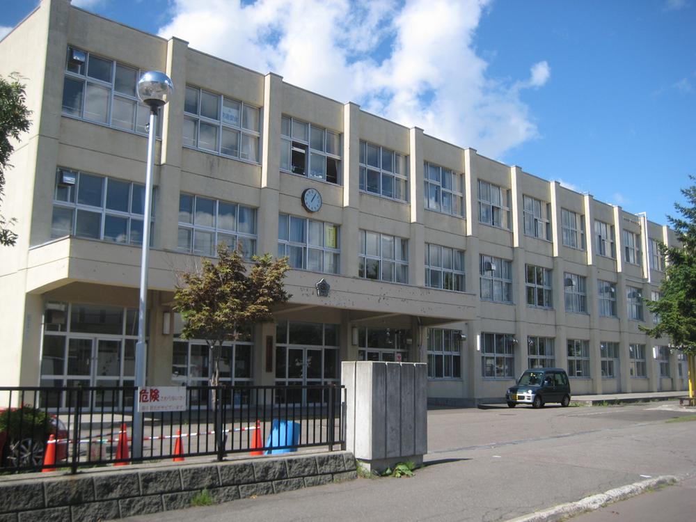 Primary school. Nishioka to elementary school 704m