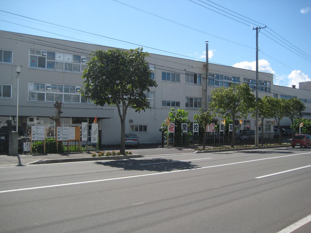 Junior high school. Nishioka 858m until junior high school