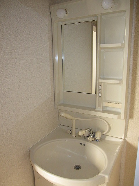 Washroom. Photos are separate in Room. 