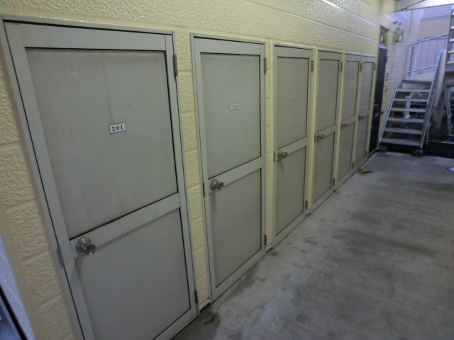 Other common areas. It comes with a trunk room!