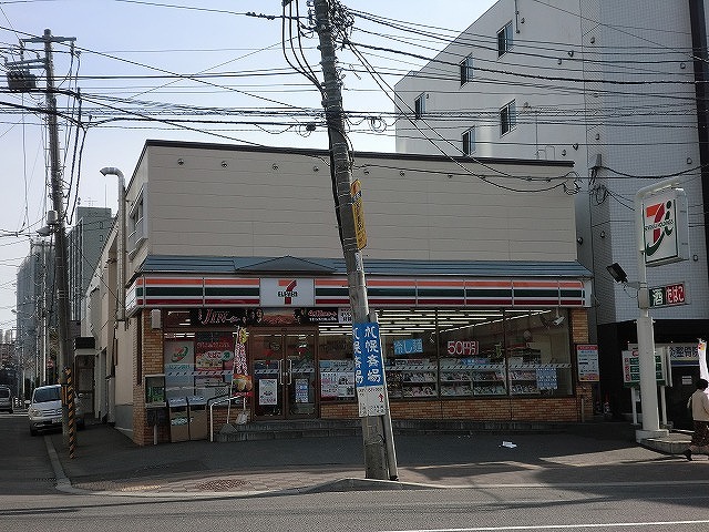 Convenience store. Seven-Eleven Sapporominami Hiragishi store up (convenience store) 318m