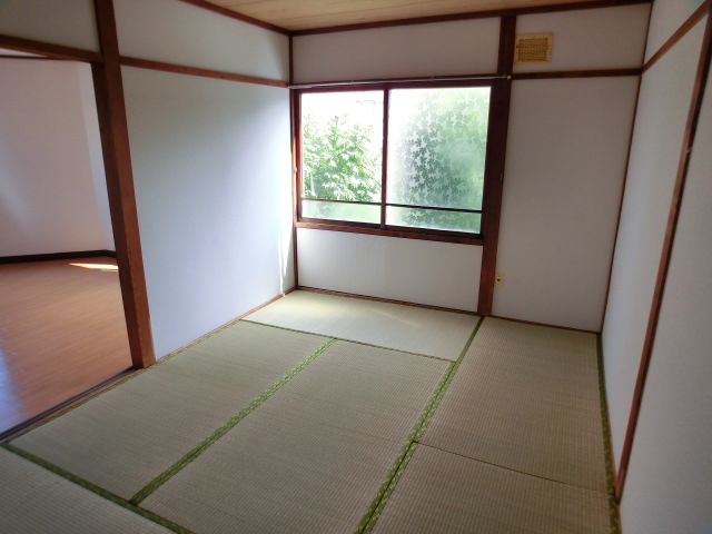 Other room space. Japanese-style room is very beautiful. 