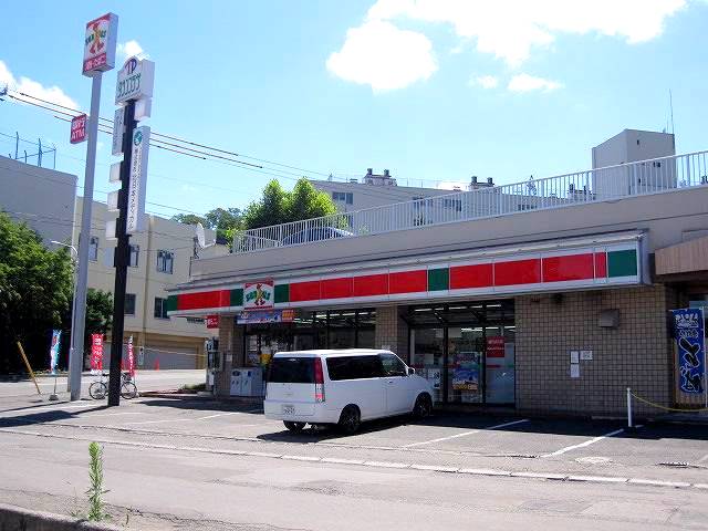 Convenience store. Thanks Sapporo Tsukisamu east Article 3 store up (convenience store) 522m