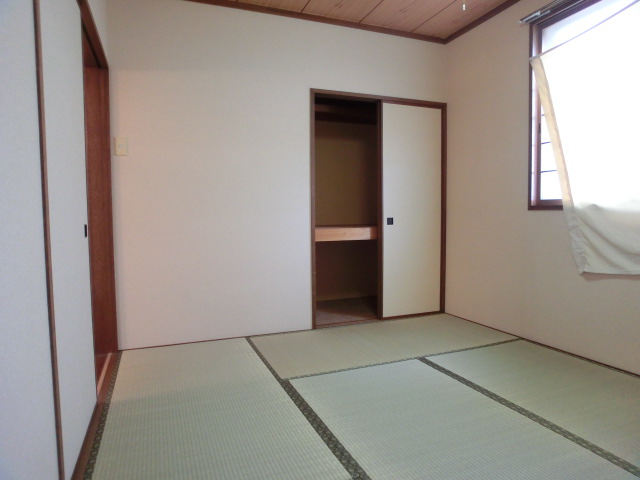 Other room space. There is also a Japanese-style room. 