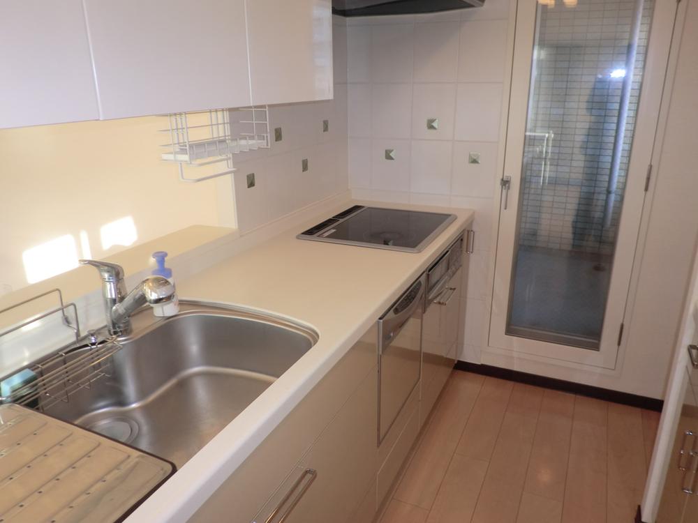 Kitchen. Face-to-face kitchen IH cooking heater that does not use fire