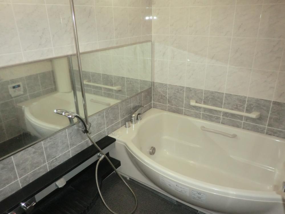 Bathroom. ventilation, Excellent window with bathroom lighting of