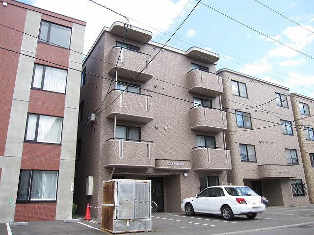 Building appearance. Building facing south. 