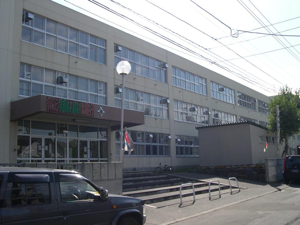 Primary school. 720m to Higashiyama Elementary School