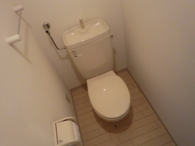 Toilet.  ◆ toilet