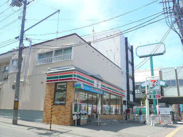 Convenience store. Seven-Eleven Sapporominami Hiragishi store up (convenience store) 330m