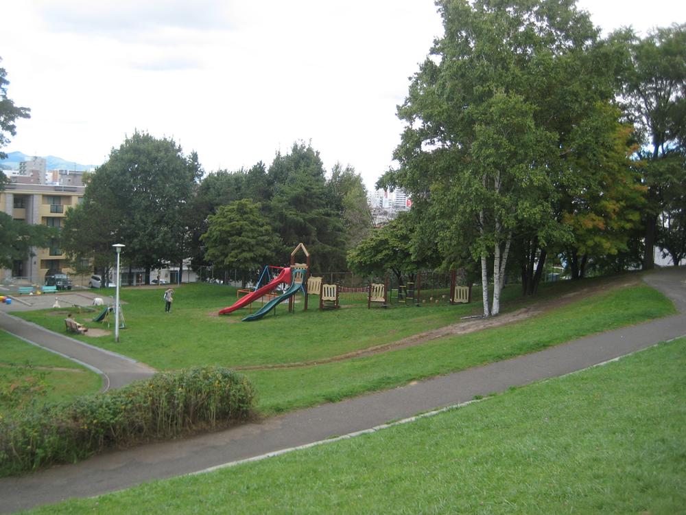 Hiragishi hill park also enhance playground equipment is a 7-minute walk!