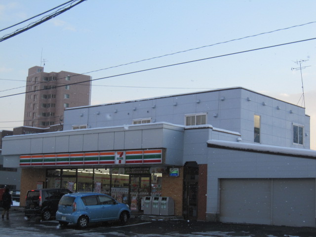 Convenience store. Seven-Eleven Sapporo Tsukisamu East Article 1 store up (convenience store) 663m