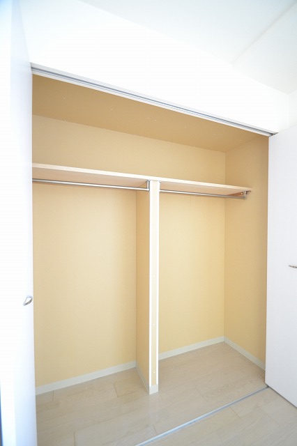 Receipt.  ■ Spacious closet in the Western-style