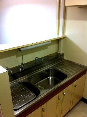 Kitchen. There is a smallish, Face-to-face ・ W sink
