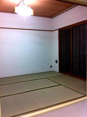 Non-living room. You can relax comfortably in a Japanese-style room that follow from living.