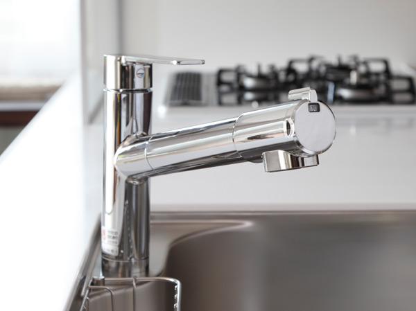 Kitchen.  [Water purifier integrated faucet] It has a built-in water purifier to the tip of the faucet. Water purification ・ Raw water Ya, straight ・ It is convenient shower in switching one-touch. Exchange of water purifier cartridge is also easy