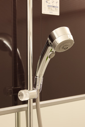 Bathing-wash room.  [Wonder beat click shower] Out the shower nozzle is momentum to 1600 revolutions per minute, Pleasant stimulus is obtained. The shower head is with a water stop button that leads to water-saving