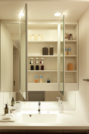 Bathing-wash room.  [Three-sided mirror back storage] On the back of the triple mirror has established a storage rack. Since the small items such as cosmetics and hair care products can be functionally storage, You can keep a neat space